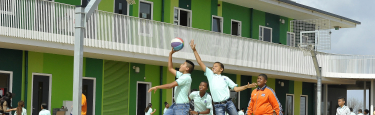Basketballende schoolkinderen